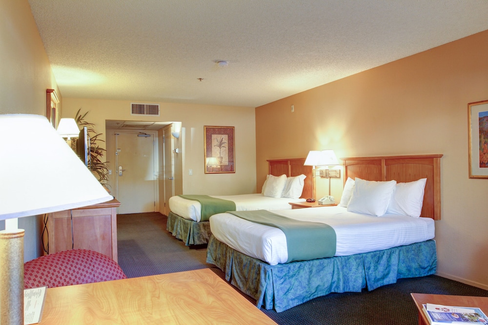 Room, 2 Queen Beds, Balcony, Mountain View (Mountain View Double Room) - Photo 2