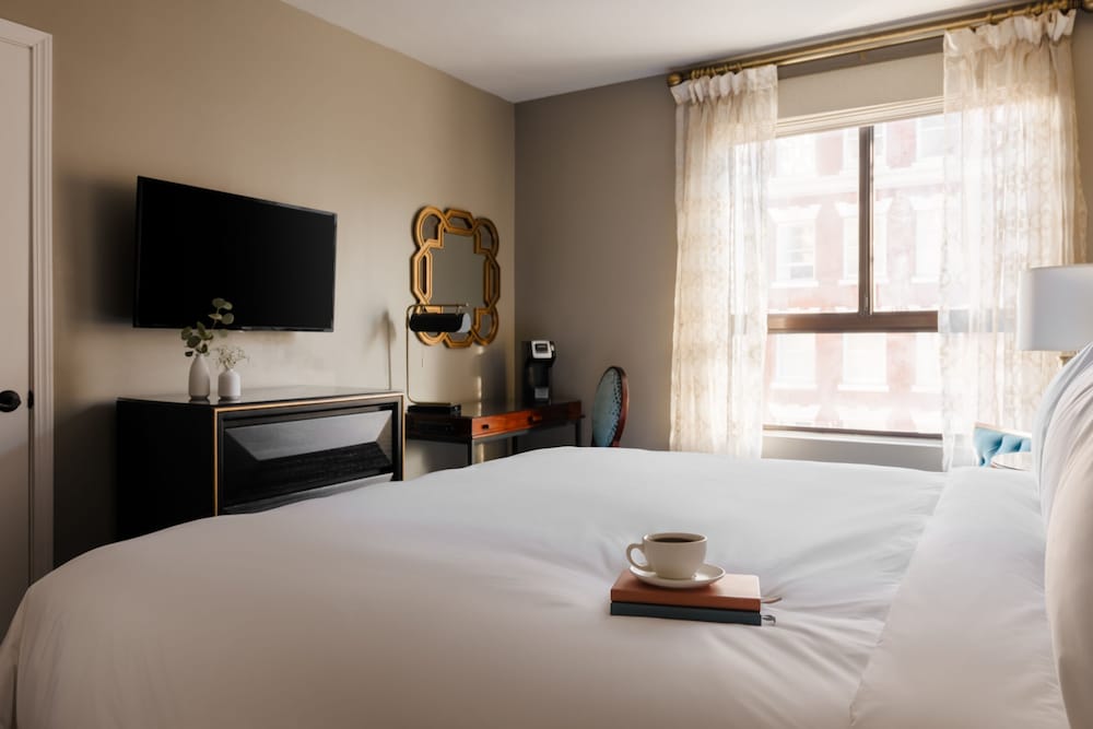 Deluxe Room, 1 King Bed - Photo 5