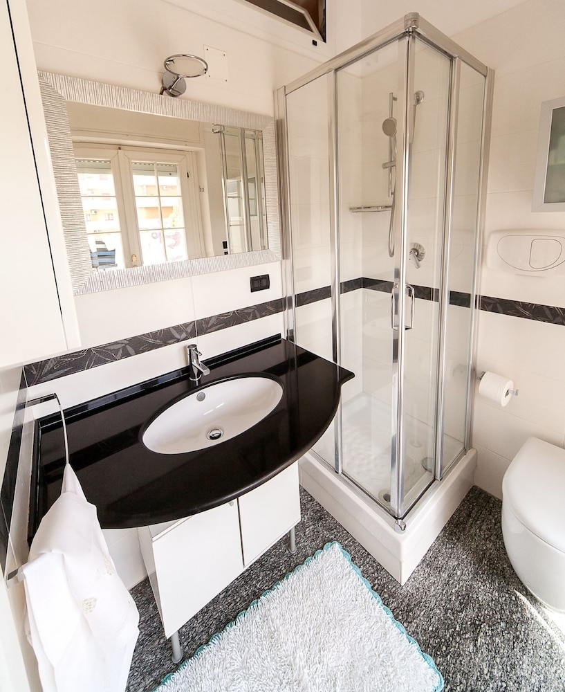 Double or Twin Room, Private Bathroom (External) photo 3