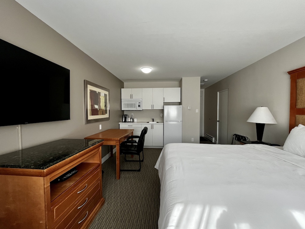 Kitchenette, 1 King Bed photo 1