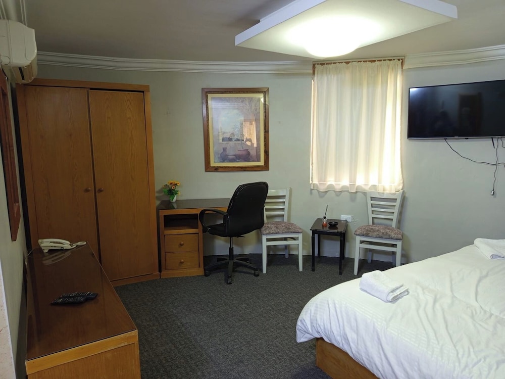 Deluxe Room, 1 Queen Bed photo 2