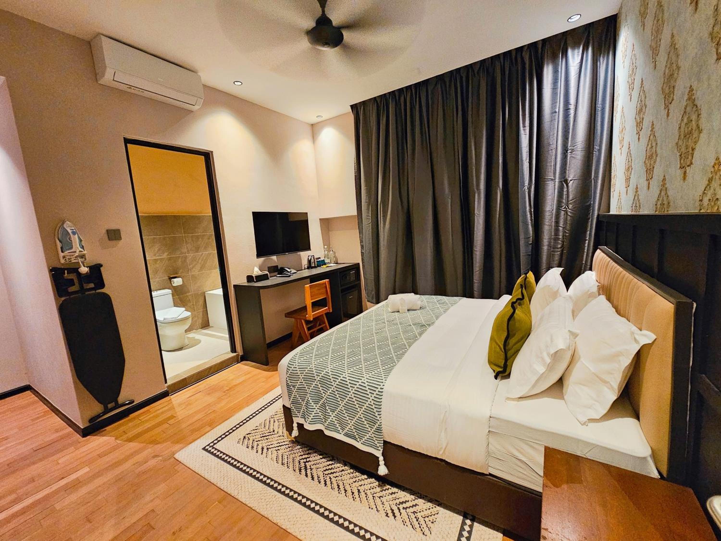 Deluxe Family Room - Photo 13