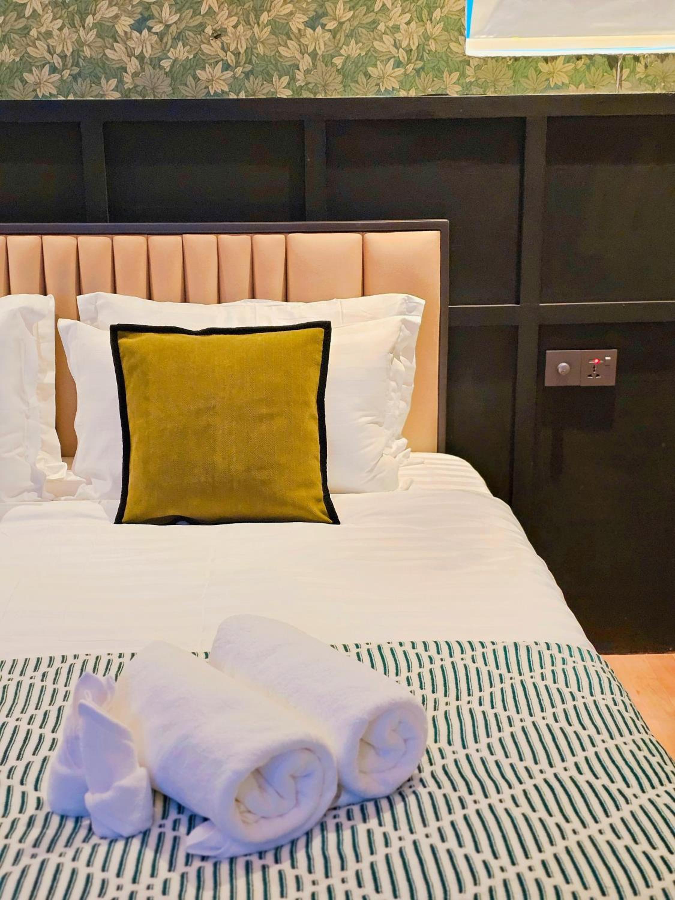 Deluxe King Room - Photo 13