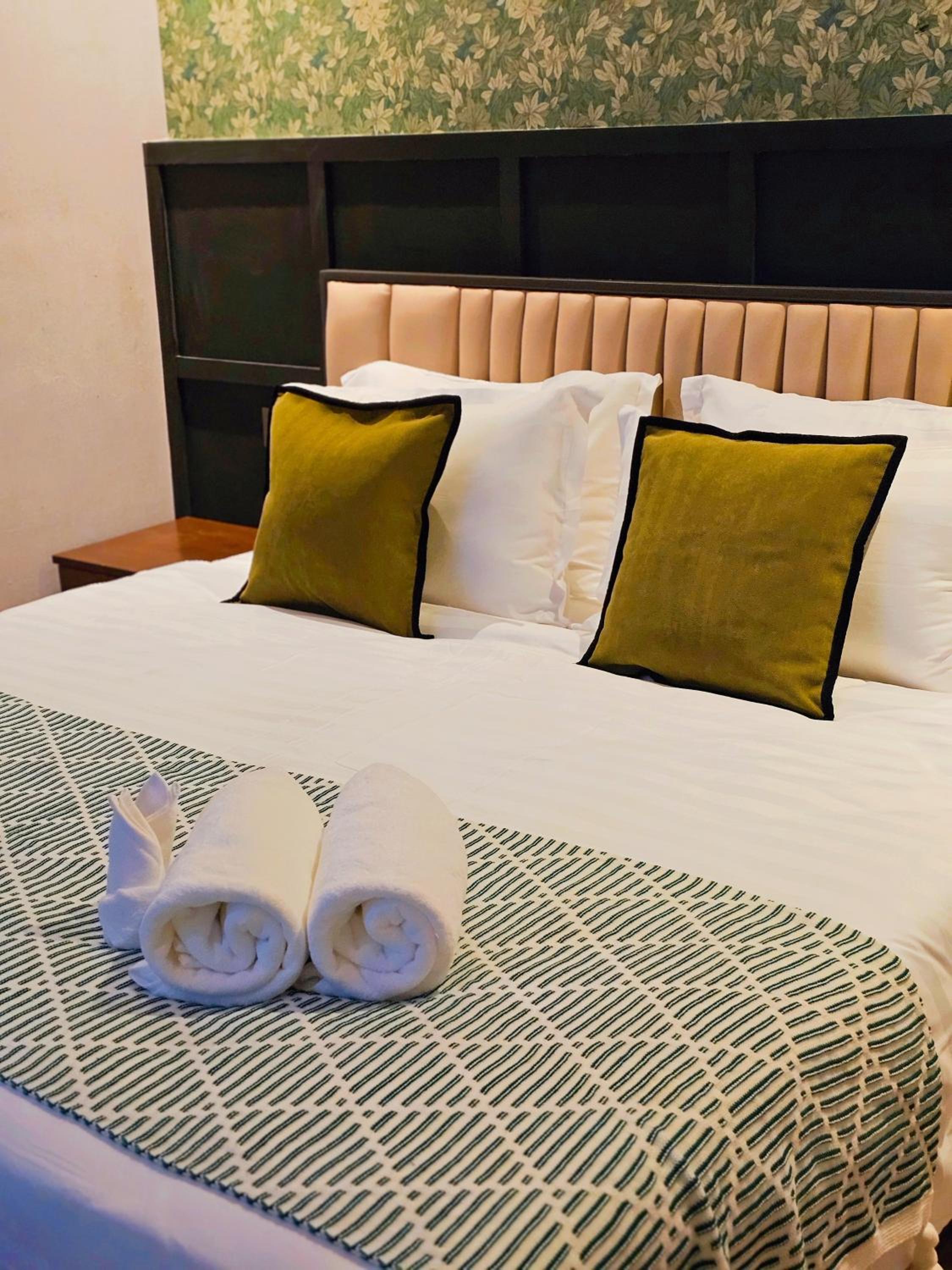 Deluxe King Room - Photo 2