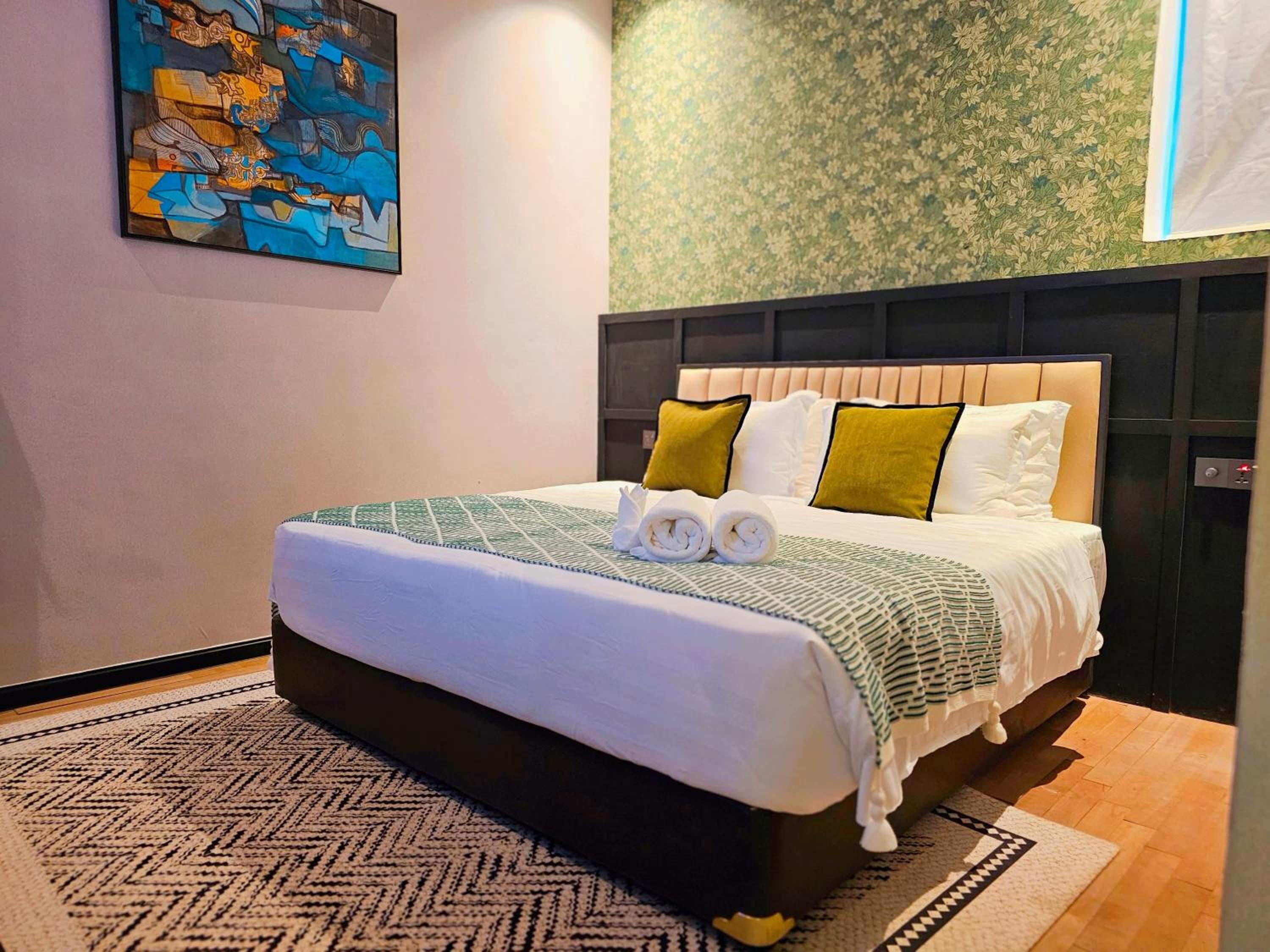 Deluxe King Room - Photo 8