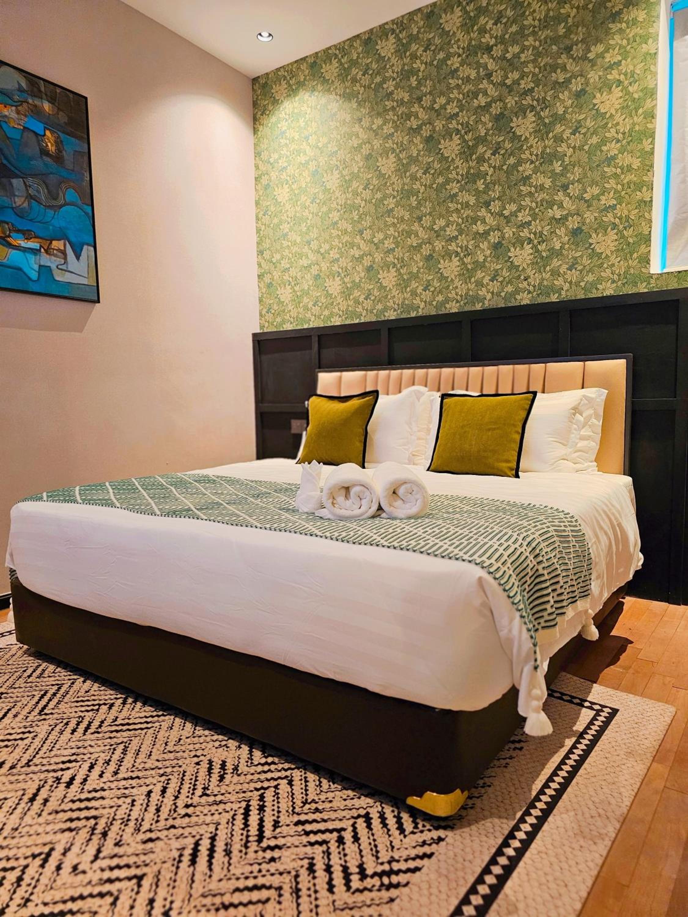 Deluxe King Room - Photo 9