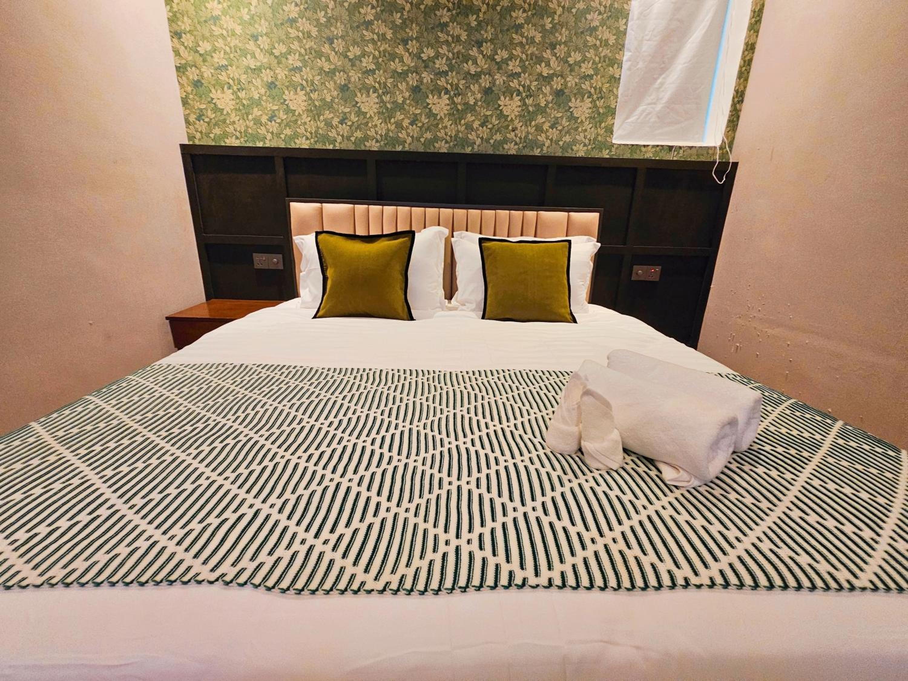 Deluxe King Room - Photo 10
