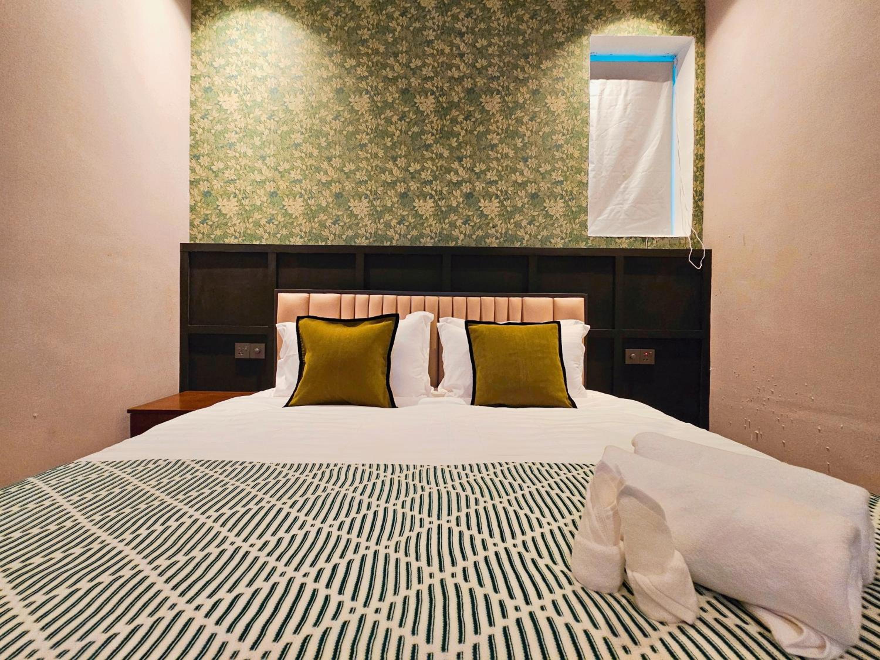 Deluxe King Room - Photo 11