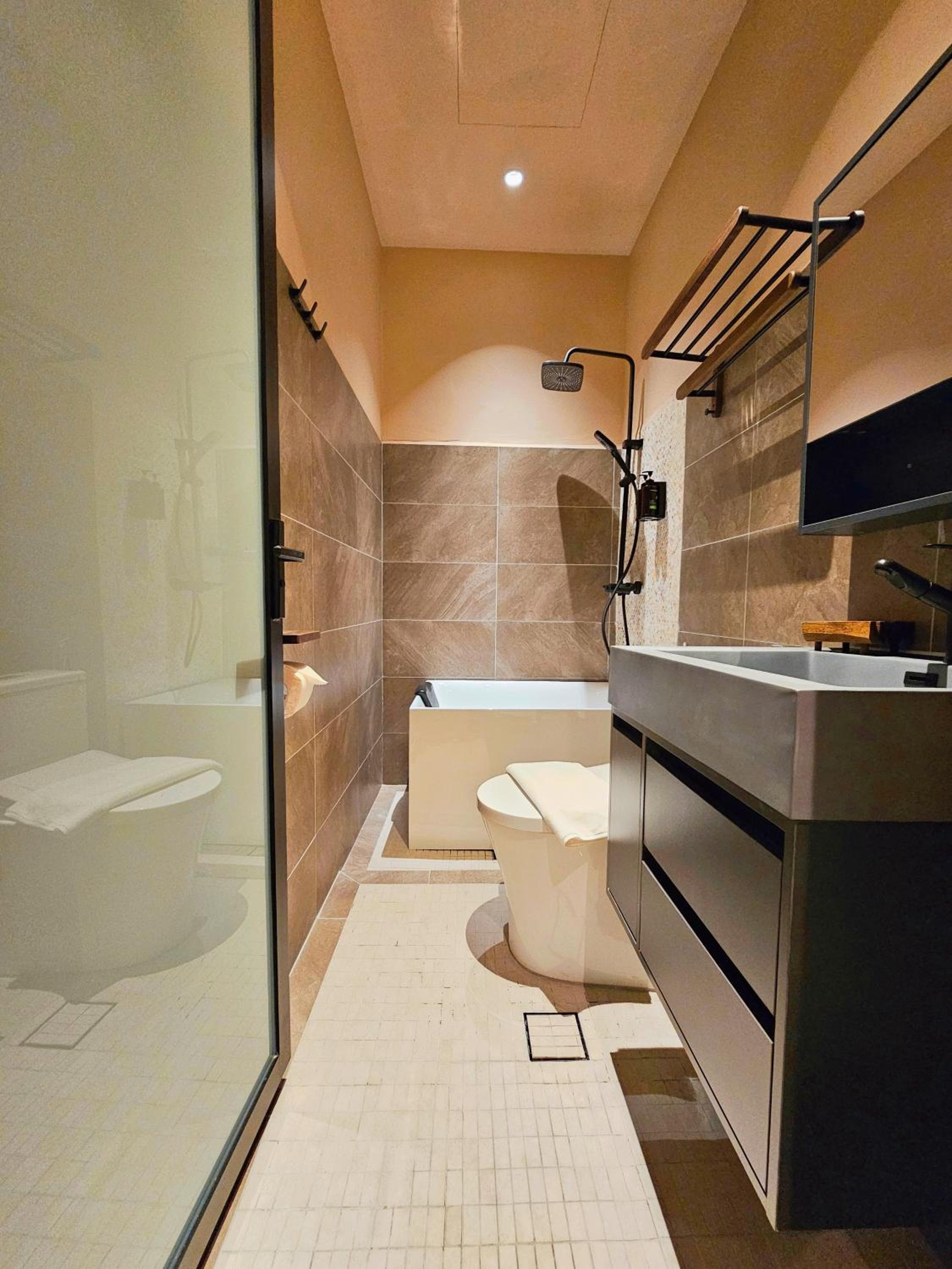Deluxe King Room - Photo 14