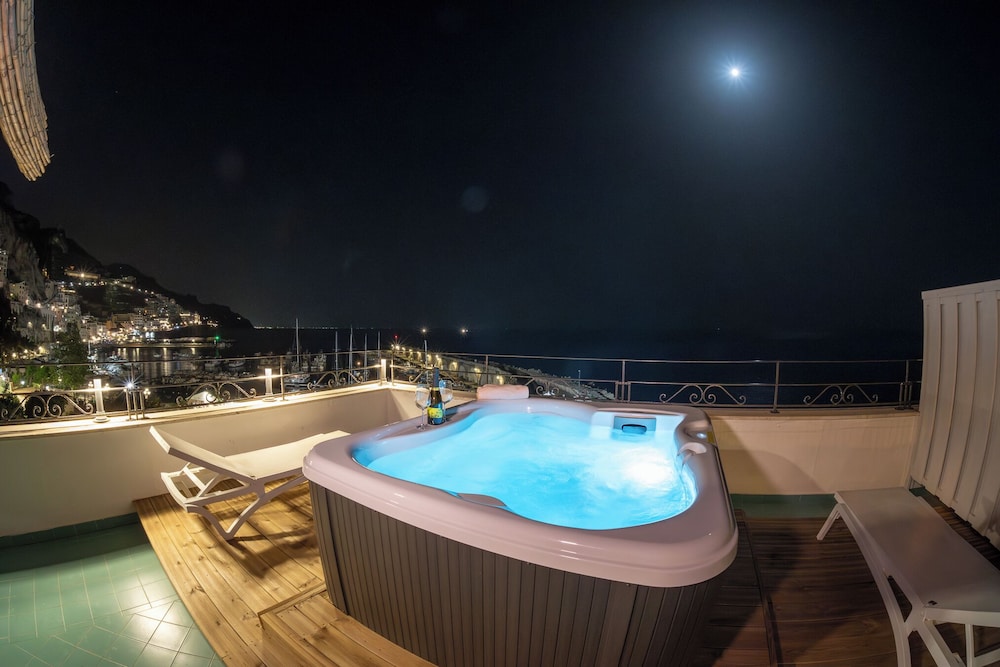 Deluxe Room (External Jacuzzi) - Photo 5