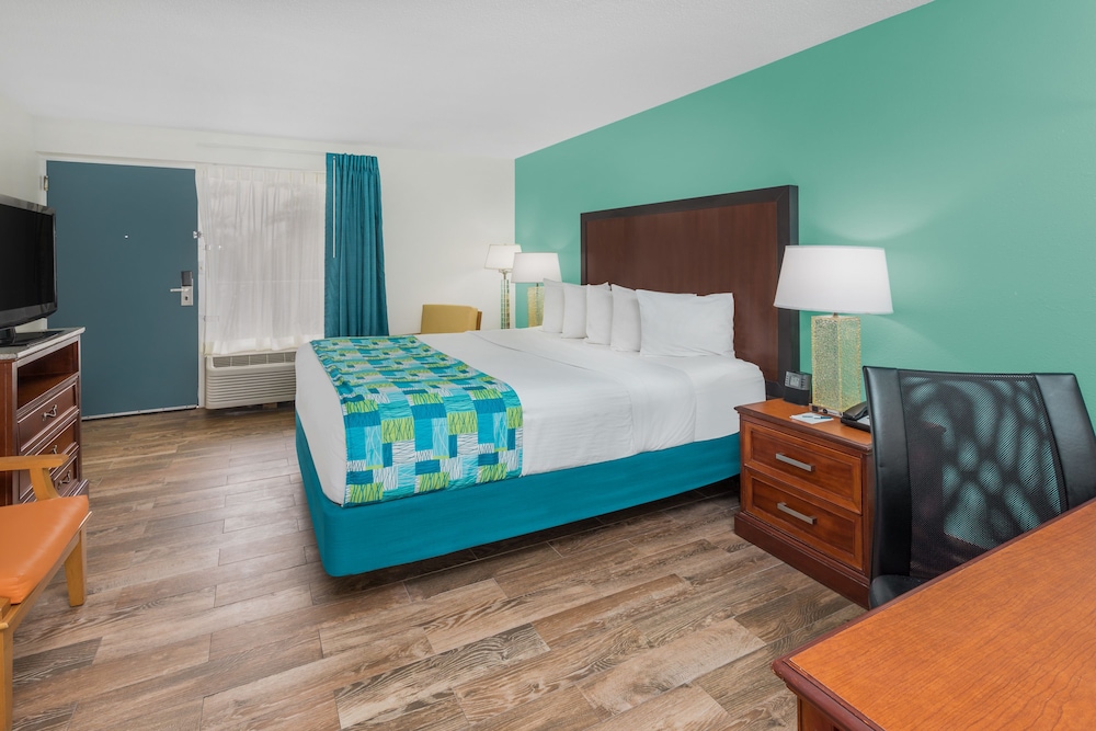 Standard Room, 1 Queen Bed, Accessible (Upper Floor)
