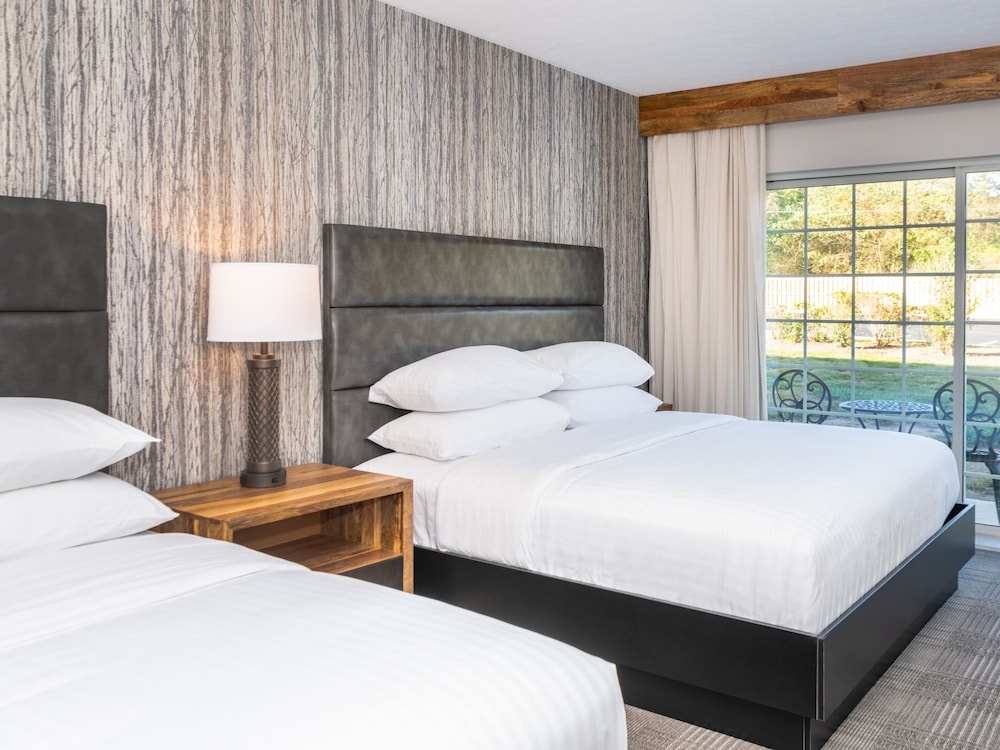 Standard Room, Multiple Beds, Accessible Bathtub - Photo 4