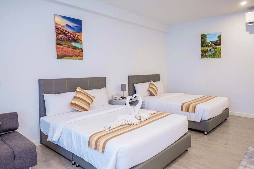 Premium Suite, 1 King Bed, Non Smoking, Private Bathroom - Photo 1