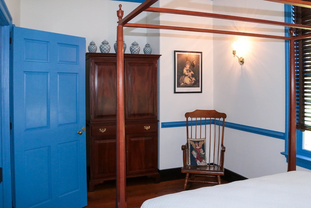 Room, 1 Queen Bed, Private Bathroom (Blue Room) photo 3