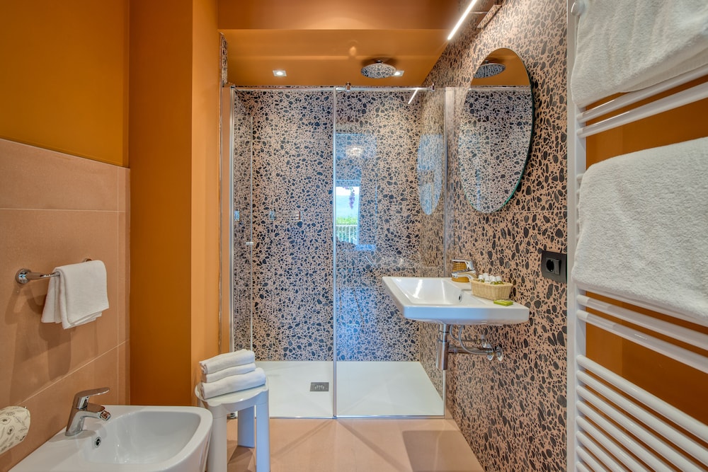Classic Double Room, Partial Lake View, Ground Floor, photo 6