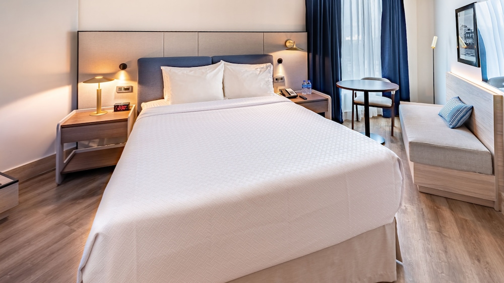 Standard Room, 1 Queen Bed (Accessible Bathtub)