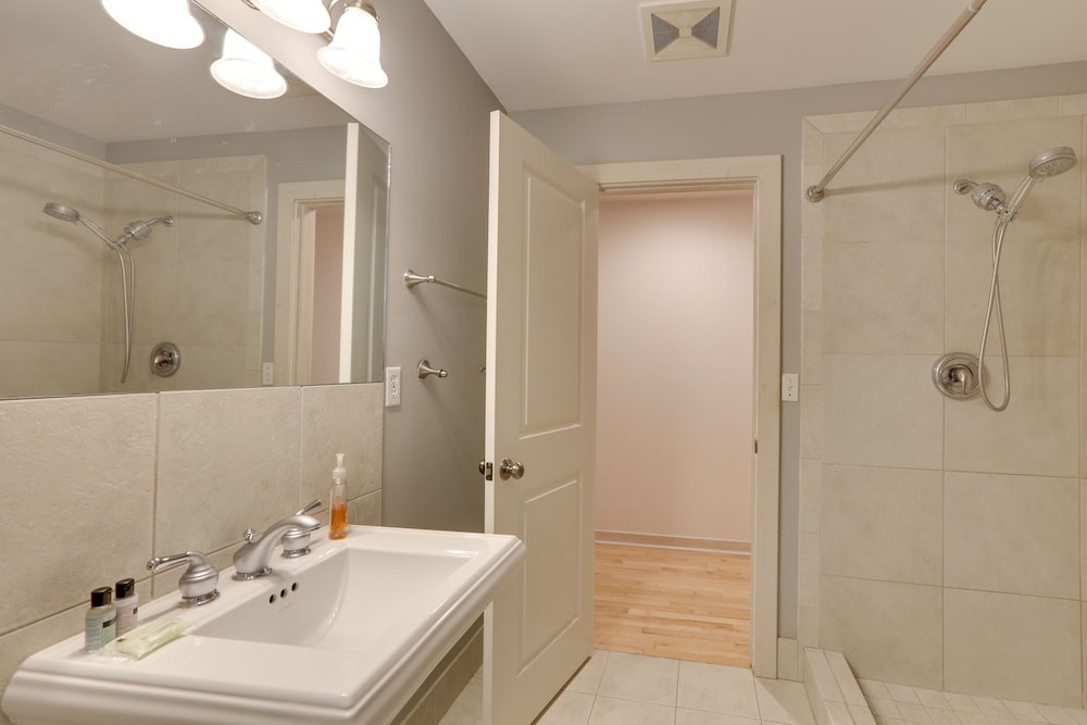House (Multiple Bedrooms) photo 3