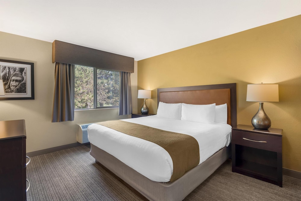 Suite, 1 King Bed, Balcony, Golf View (Living Room) photo 1