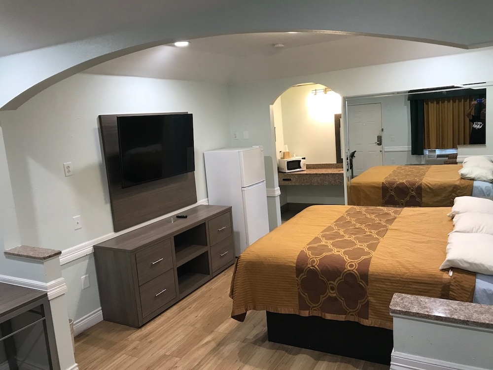 Standard Studio Suite, 1 King Bed, Non Smoking photo 2