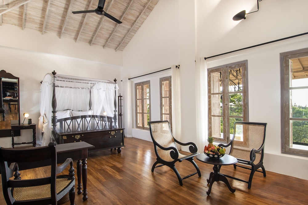 Two Bedroom Colonial Villa with Pool photo 2