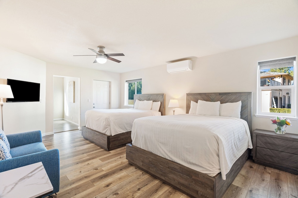 Deluxe Suite, 2 Queen Beds, Patio