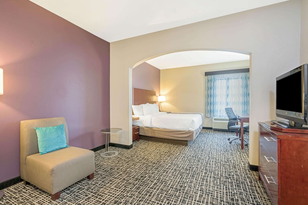 Room, 1 King Bed, Non Smoking (Bathtub w/ Grab Bars) photo 1