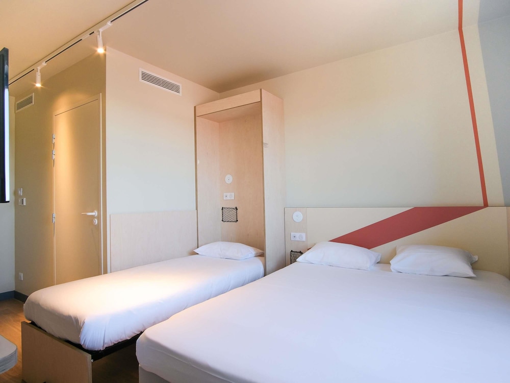 Standard Room, Multiple Beds photo 1