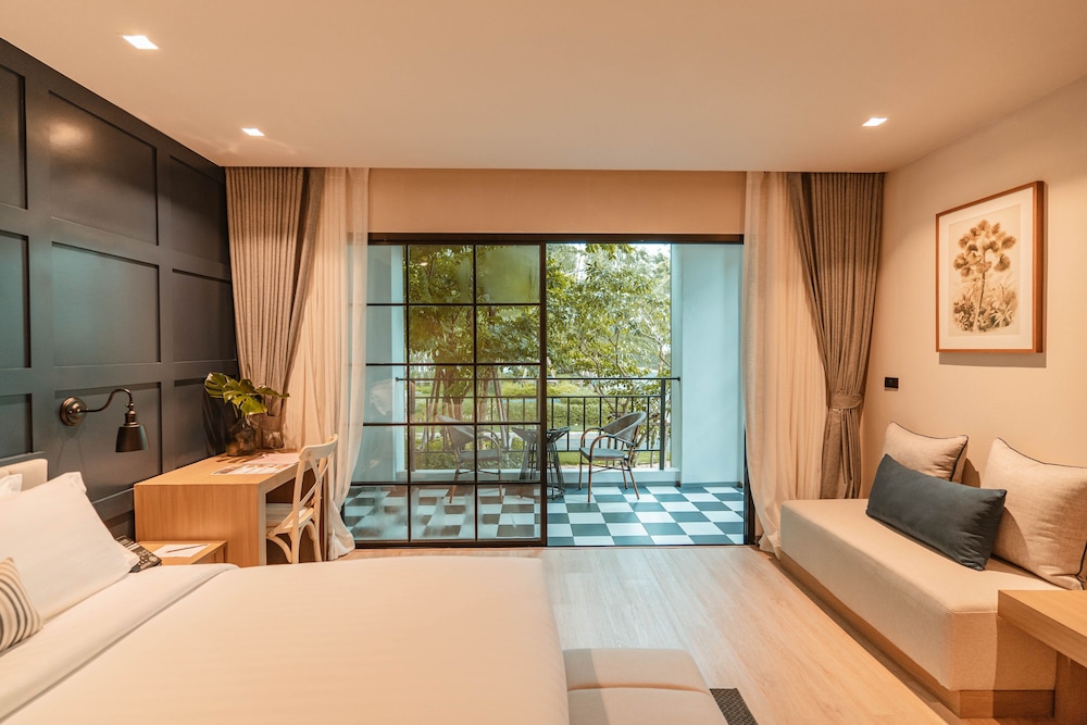 Garden Wing Deluxe Room (King Bed) - Photo 1