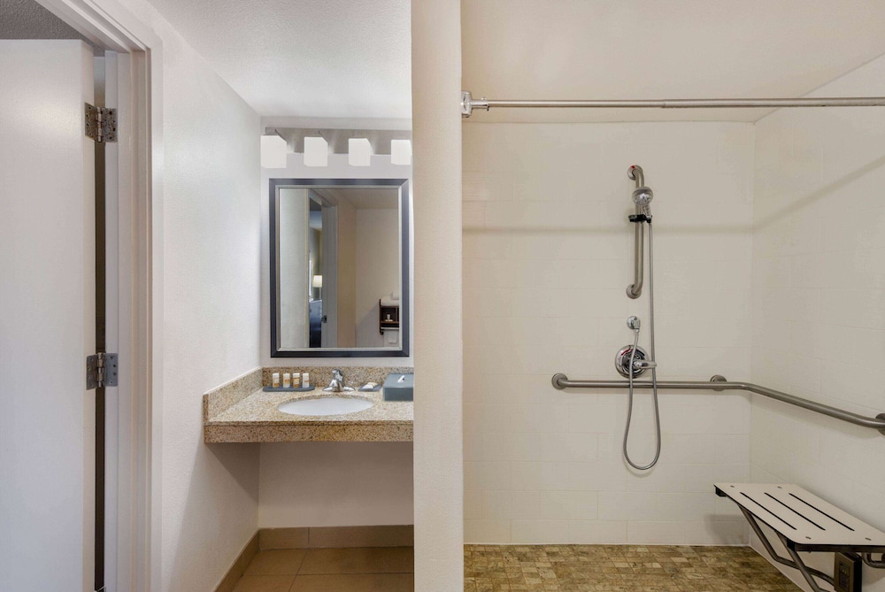 Accessible Room, 1 King Bed, Accessible, Non Smoking (Mobility Accessible) - Photo 4