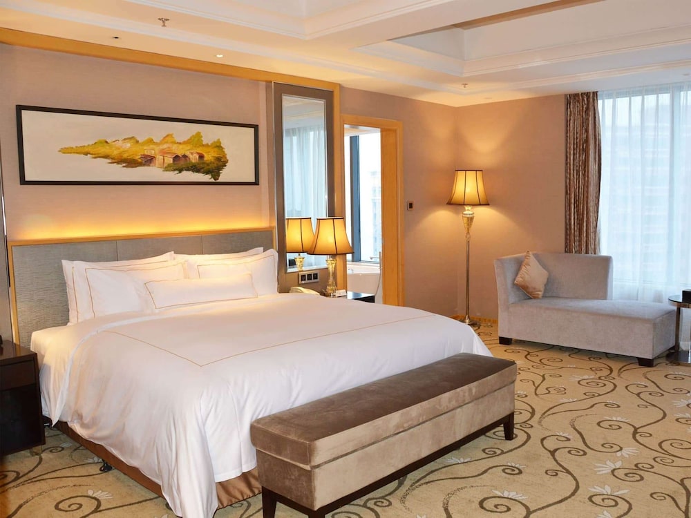 Executive Room, 1 King Bed, Non Smoking (Executive Royale)
