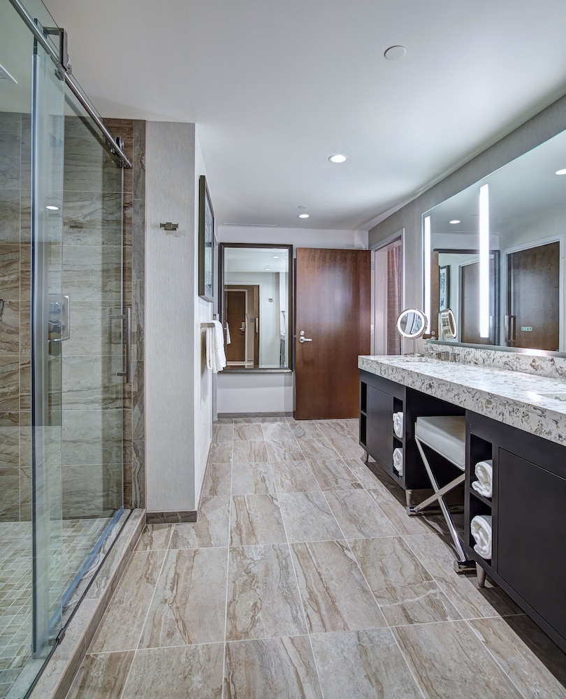 Promenade Tower Suite photo 2