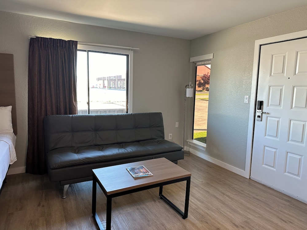 Suite, 1 King Bed, Accessible, Non Smoking (Roll-In Shower) - Photo 2