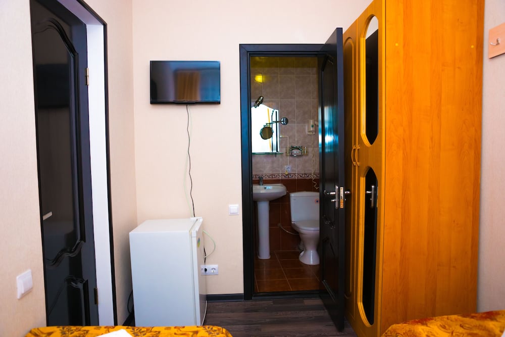 Economy Twin Room photo 3
