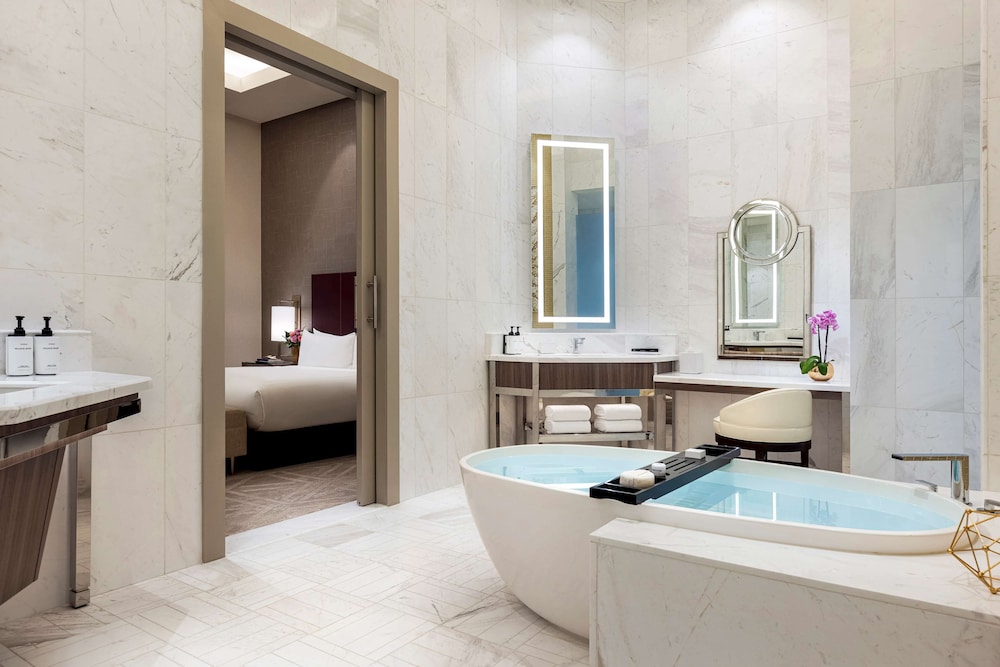 Luxury Suite, 2 Bedrooms (Strip View, 2 King Beds)