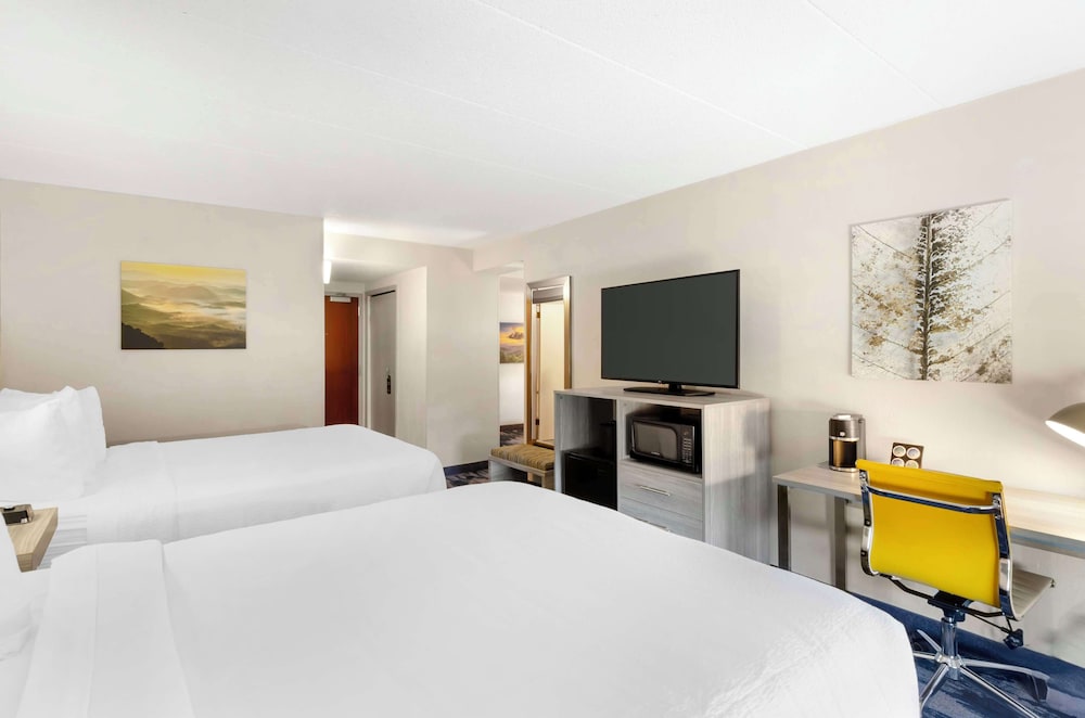 Suite, 2 Queen Beds, Non Smoking, Refrigerator & Microwave - Photo 3