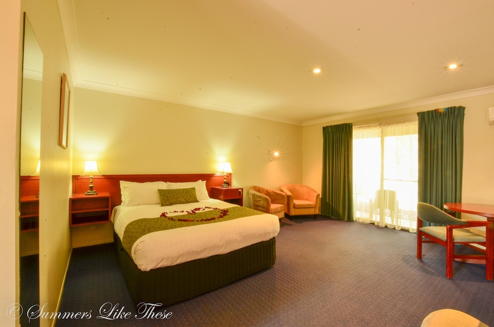 Deluxe Queen Room with Bush View photo 2