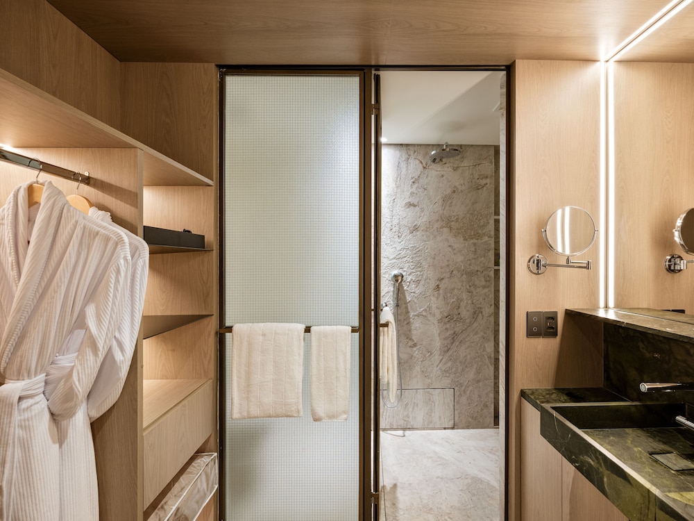 Deluxe King Room with One King Bed (Non Smoking) (Accessible)