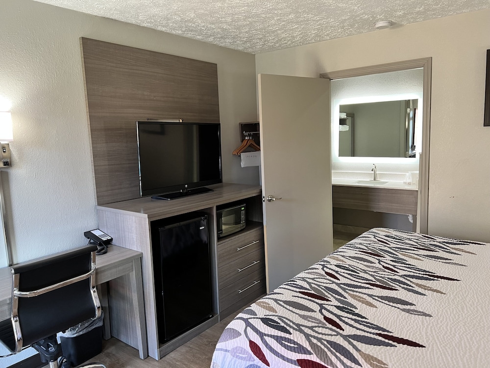 Deluxe Room, 1 King Bed, Non Smoking - Photo 10