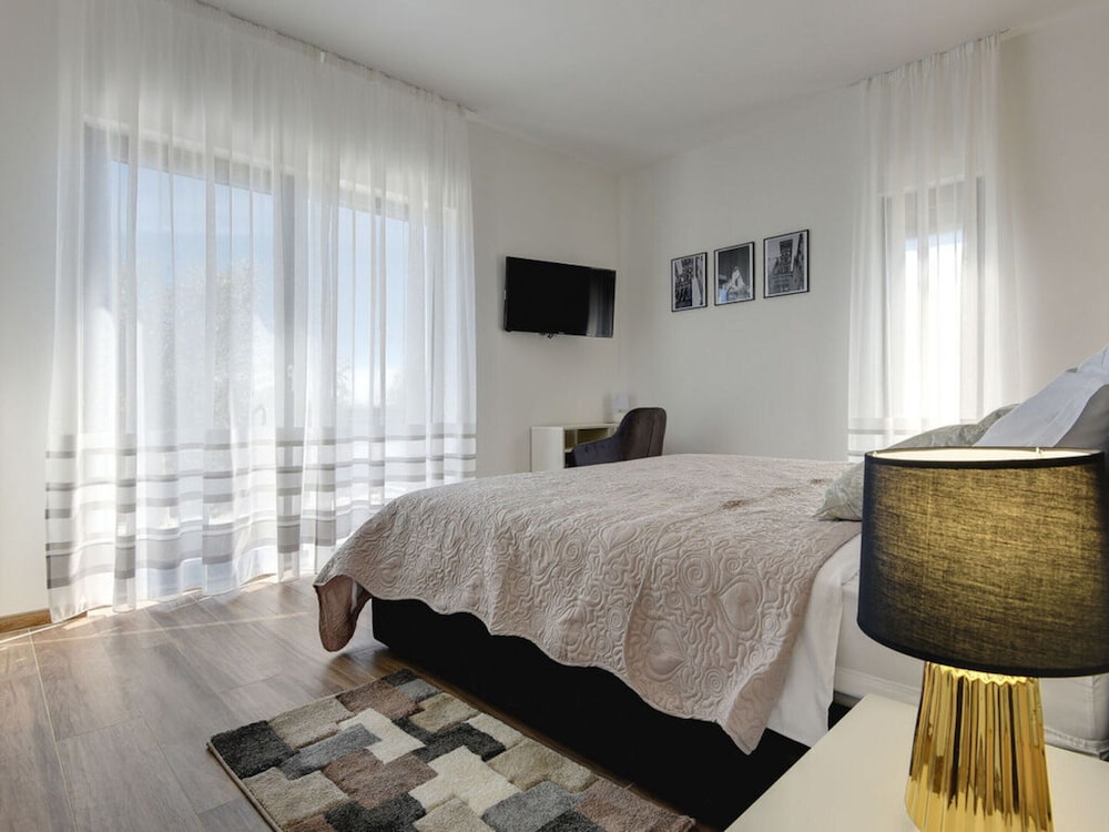 Villa photo 3