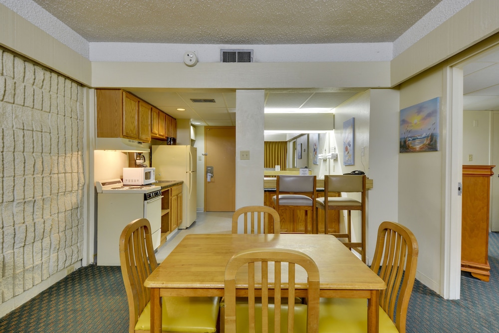 Family Suite, 2 Bedrooms (South - No Pets Allowed) - Photo 4