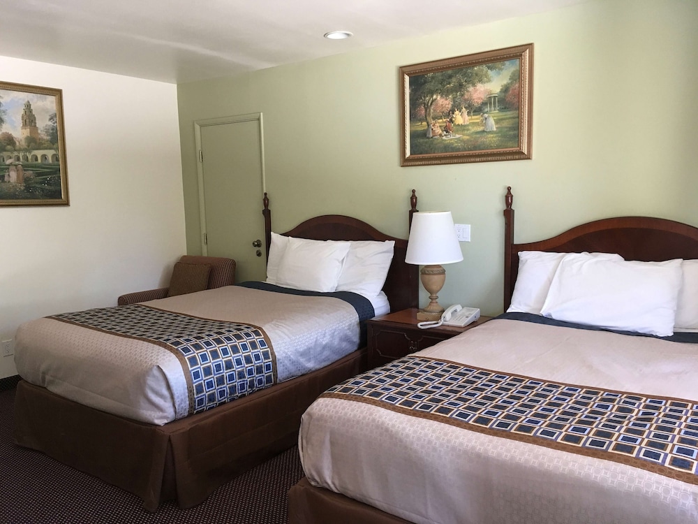 Room, 2 Double Beds, Non Smoking - Photo 3
