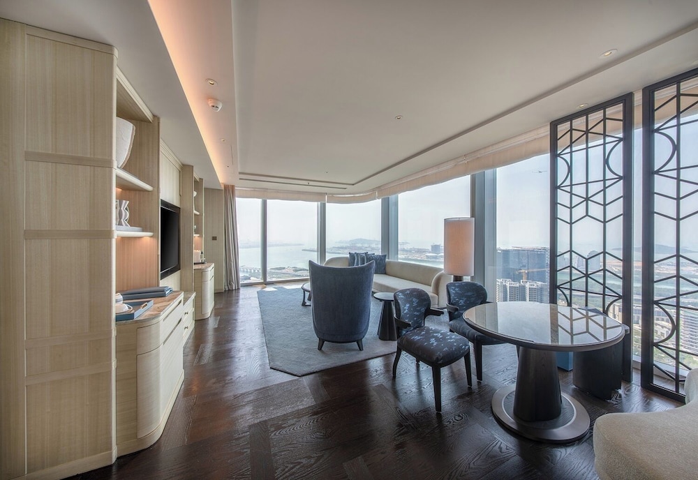 Suite, 1 King Bed (View)