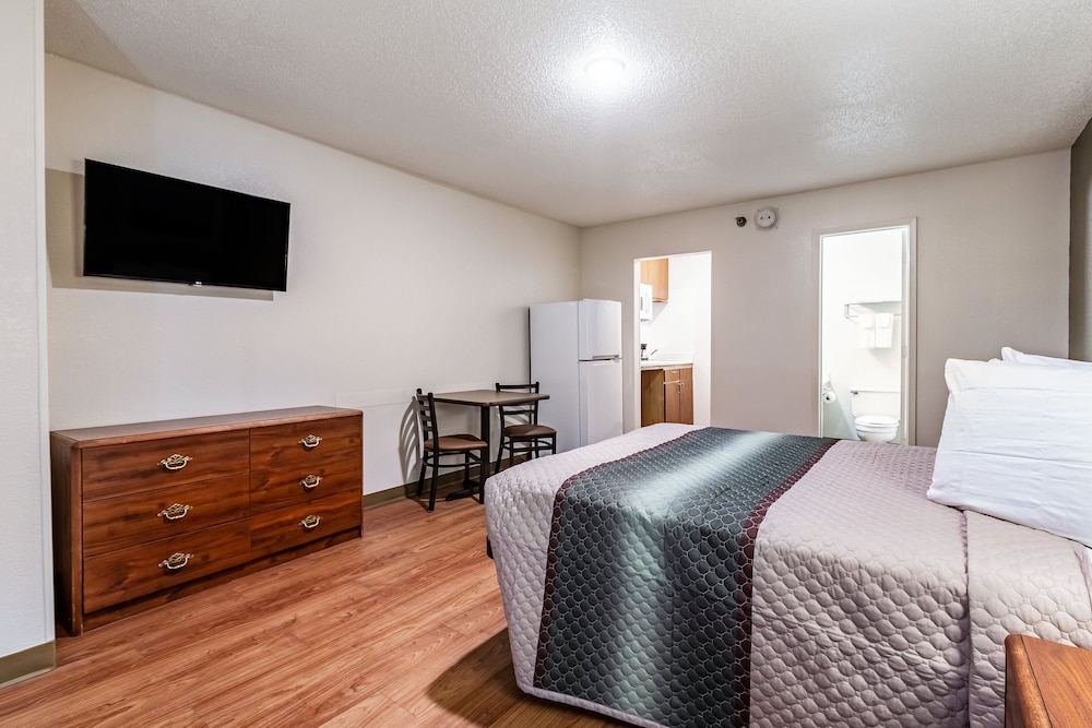 Standard Studio, 1 Queen Bed, Accessible, Non Smoking - Photo 2