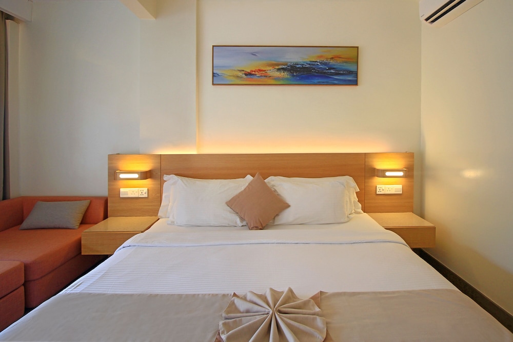 Premier Double Room, 1 King Bed, Balcony, Sea View photo 2