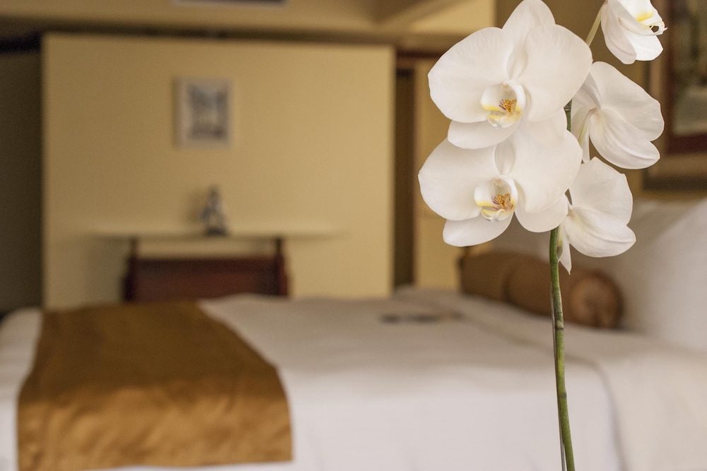 Suite, 1 King Bed, Non Smoking (Bridal Suite) photo 2