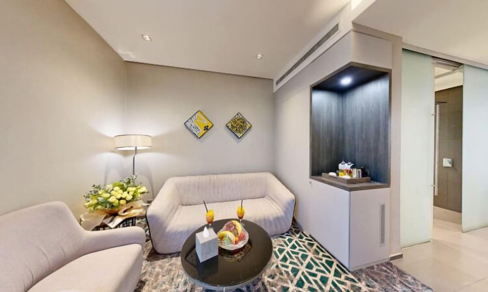 Suite, 1 King Bed photo 2