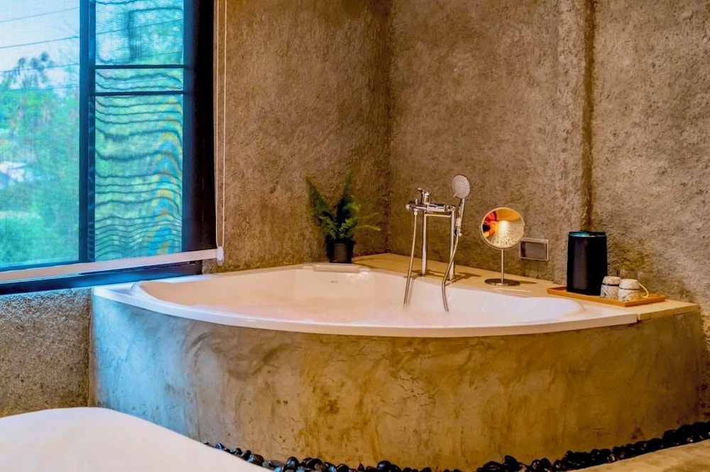 Superior Jacuzzi Room - Photo 6