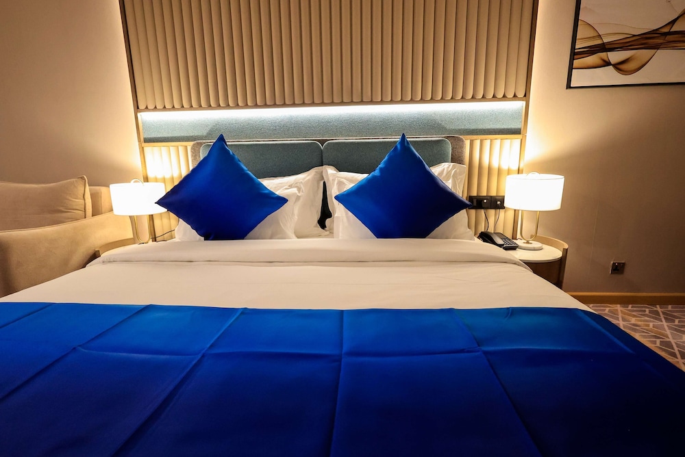 Suite, 1 King Bed, Smoking (with Sofabed) photo 1
