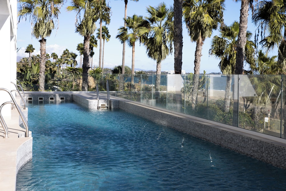Premium Deluxe sea view with shared pool thumbnail 5