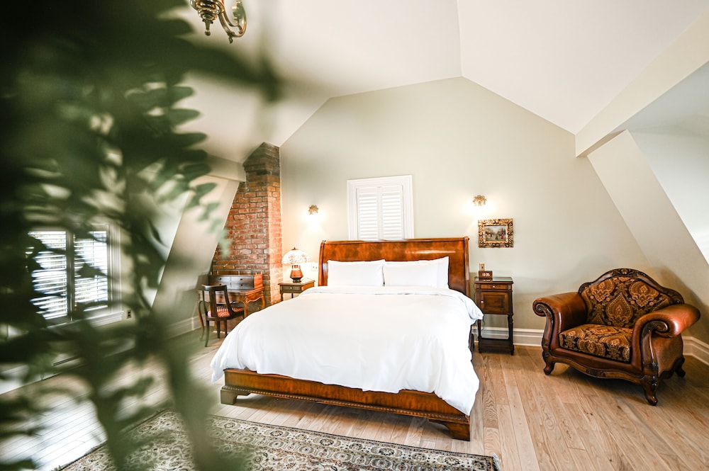Signature Studio Suite, 1 King Bed, Annex Building photo 1